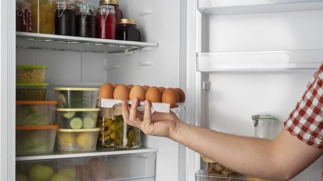 Guardar los huevos en la puerta de la heladera es un hábito muy común, pero los cambios constantes de temperatura pueden afectar su conservación.