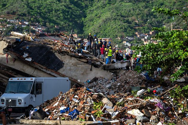 Rescatistas y voluntarios ayudan a encontrar sobrevivientes entre los escombros de un edificio derrumbado en Caraballeda, estado de La Guaira, Venezuela.