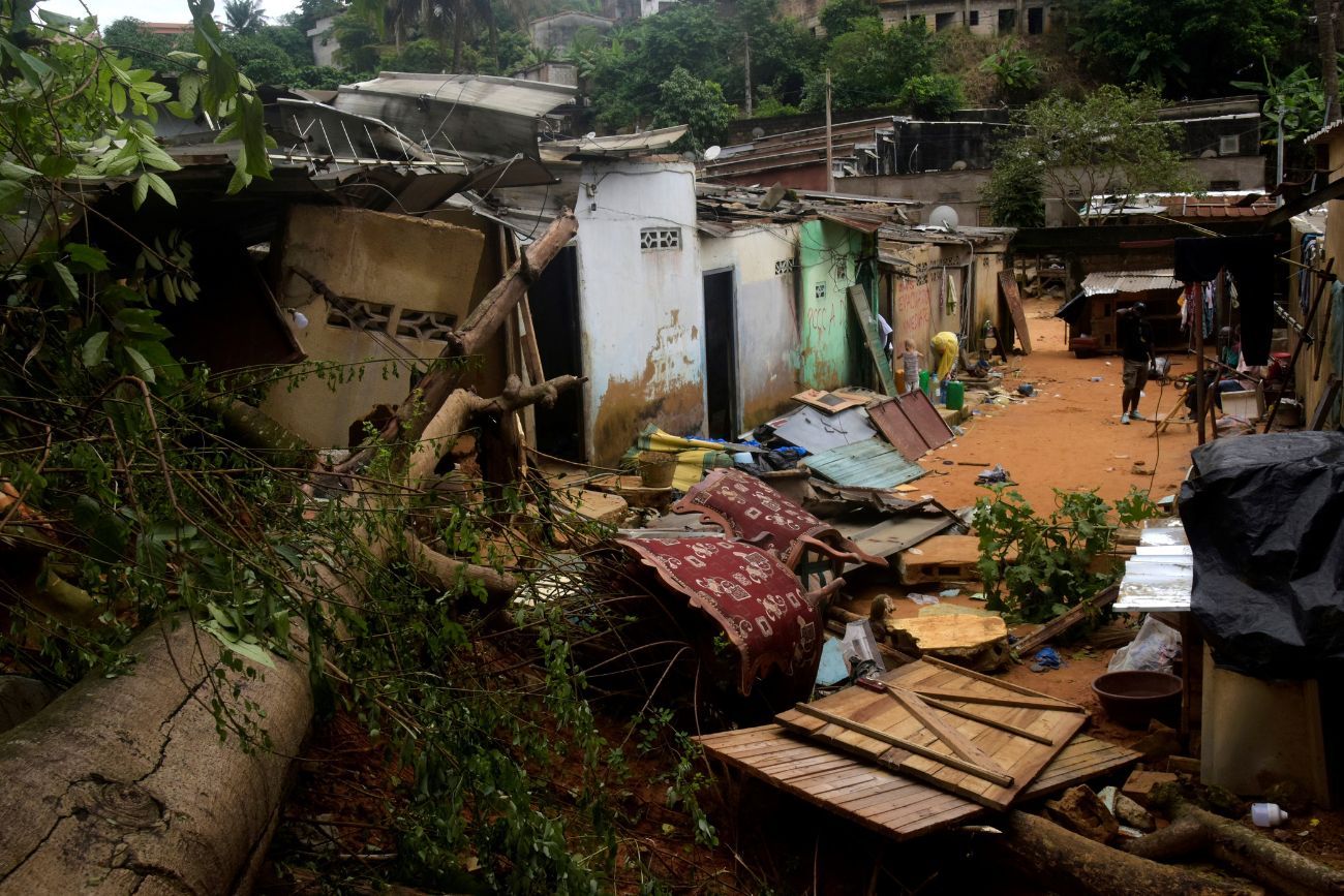 Casas dañadas por deslizamientos de tierra en un asentamiento informal de Attécoubé, en Abiyán, Costa de Marfil, el martes 30 de junio de 2026. (Foto AP / Diomande Ble Blonde)