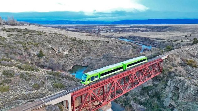El Tren Patagónico conecta el océano Atlántico con la cordillera de los Andes a través de uno de los recorridos ferroviarios más atractivos del país.