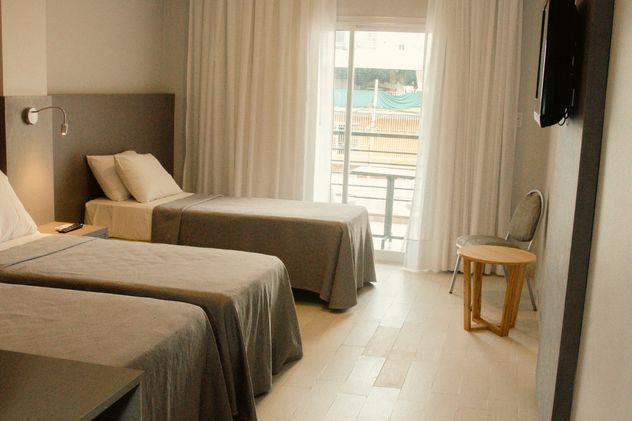 Las habitaciones combinan confort y bienestar, con acceso al agua termal característica de Termas de Río Hondo para disfrutar la experiencia a cualquier hora del día.