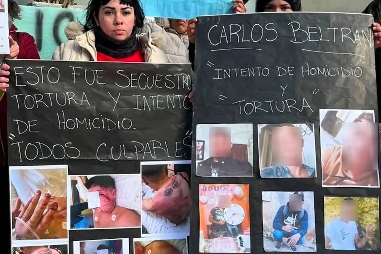 La hermana del secuestrado, protestando por el caso en los tribunales de Villa María. Luego, fue detenida en la causa.

