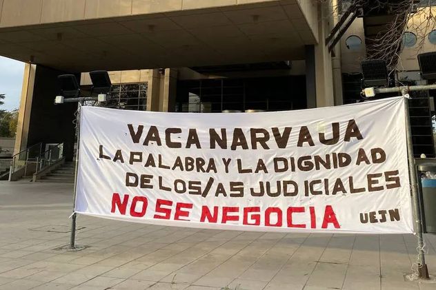Protesta. Una de las pancartas con las que protestó la UEJN contra el juez federal Miguel Hugo Vaca Narvaja. (Archivo) 