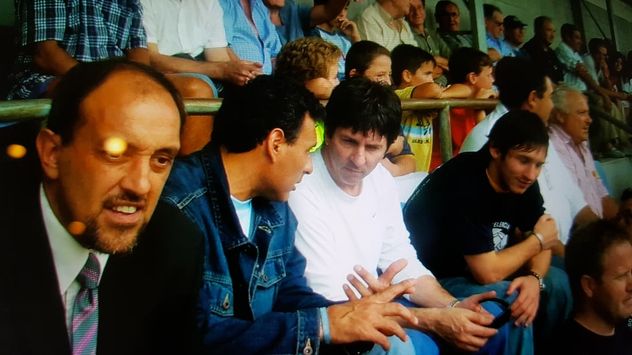 Los Messi y José Luis Villarreal, en un estadio del asenso español. Ahí jugaba Lucas Trejo y allí se presentó el proyecto Tossa Redh que luego tendría su presentación en Còrdoba.