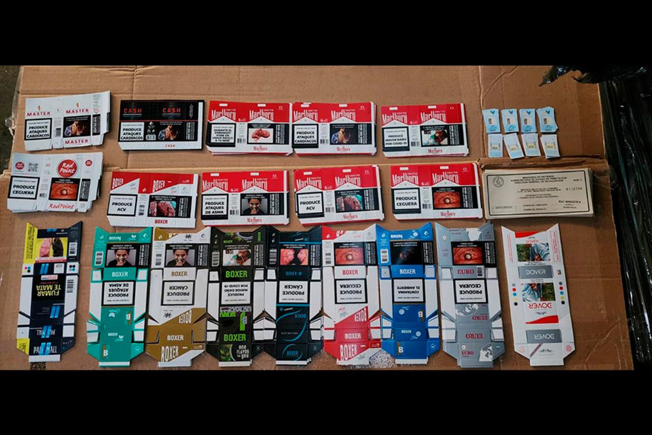 La organización desbaratada se dedicaría a la producción, distribución y comercialización de cigarrillos con marcas falsificadas, estampillas fiscales apócrifas y productos sin la debida registración tributaria. (Prefectura/Fiscales.gob.ar)