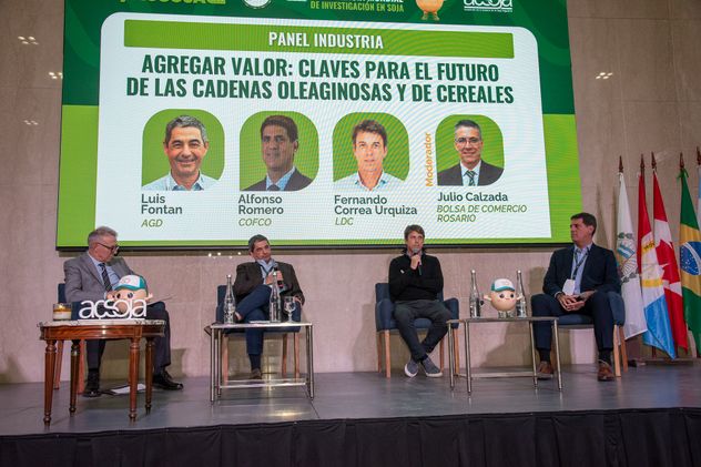 POSICIÓN.Representantes de la industria procesadora de soja coincidieron en Rosario con la necesidad de mejorar la infraestructura para mejorar la eficiencia comercial.