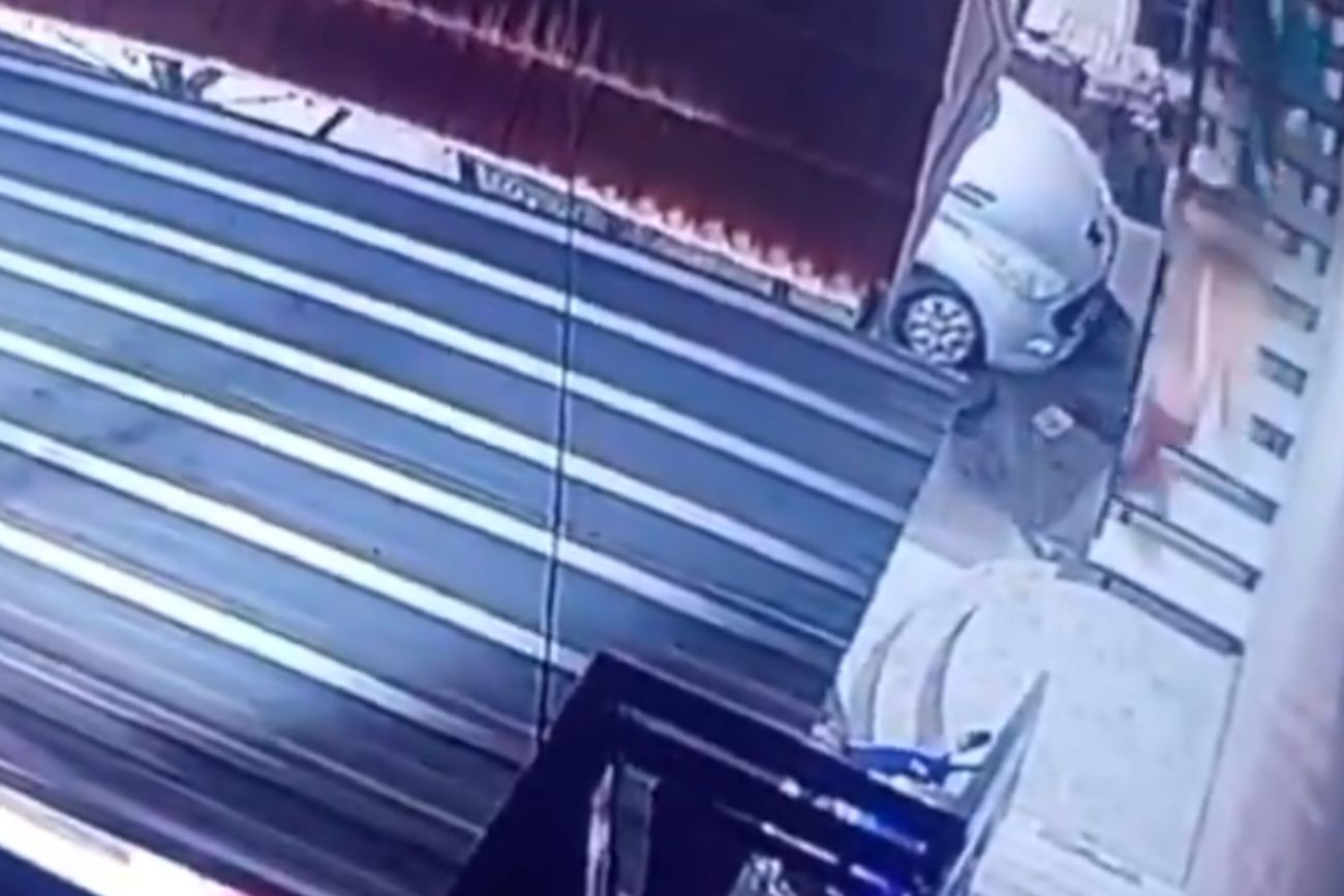 Detuvieron a un hombre por empujar a su pareja embarazada por una escalera y golpearla con un cuchillo.