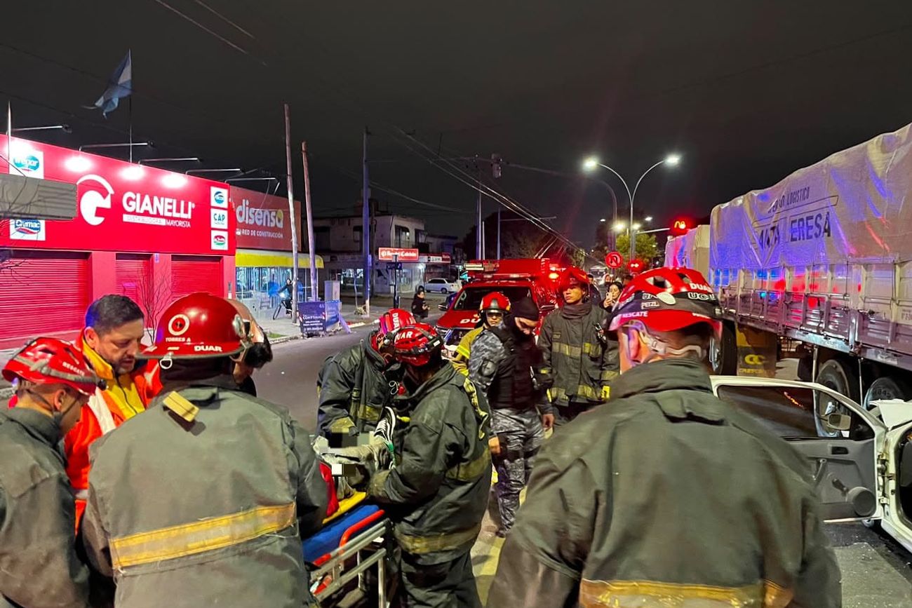 En avenida Fuerza Aérea, la Policía y los bomberos debieron trabajar intensamente para sacar al conductor de un auto atrapado tras un choque.