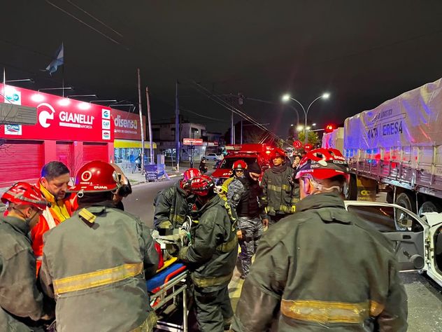 En avenida Fuerza Aérea, la Policía y los bomberos debieron trabajar intensamente para sacar al conductor de un auto atrapado tras un choque. 