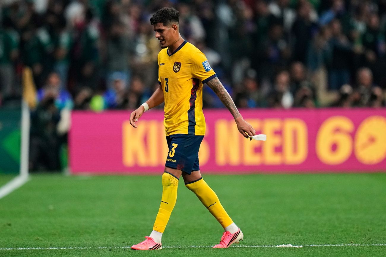 Hincapié vio la roja ante México.