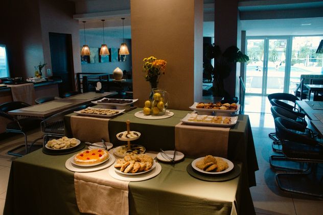 La propuesta gastronómica es uno de los puntos fuertes de ambos hoteles, con productos frescos y platos pensados para acompañar cada momento de la estadía.
