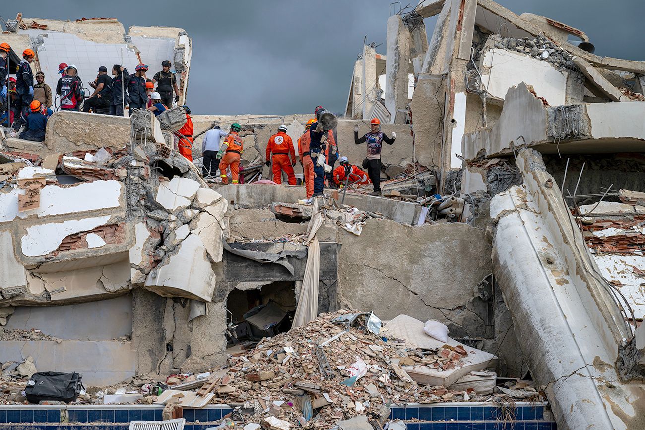 Rescatistas y voluntarios ayudan a encontrar sobrevivientes entre los escombros de un edificio derrumbado en Caraballeda, estado de La Guaira, Venezuela.