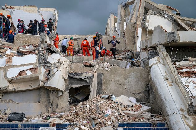 Rescatistas y voluntarios ayudan a encontrar sobrevivientes entre los escombros de un edificio derrumbado en Caraballeda, estado de La Guaira, Venezuela.