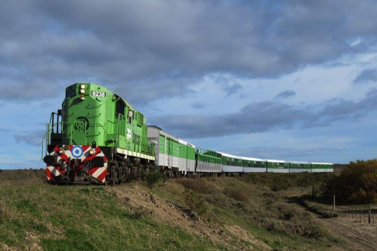 El Tren Patagónico conecta el océano Atlántico con la cordillera de los Andes a través de uno de los recorridos ferroviarios más atractivos del país.