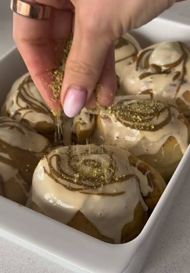Cómo hacer rolls de pistacho y chocolate blanco: la receta casera que es furor.