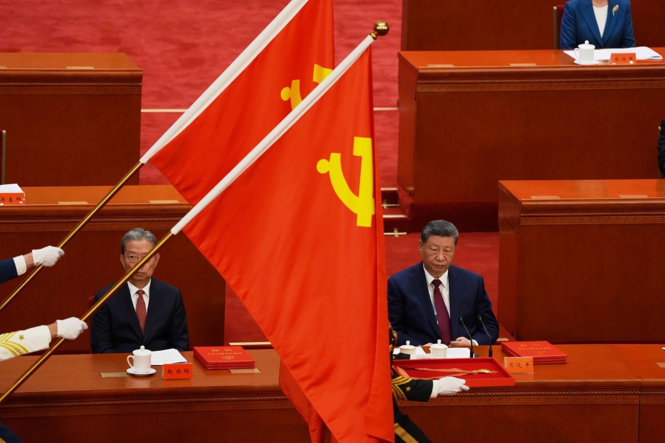 El presidente chino Xi Jinping (a la derecha) asiste a una ceremonia con motivo del 105.º aniversario de la fundación del Partido Comunista de China en el Gran Palacio del Pueblo de Pekín, el miércoles 1 de julio de 2026. (Foto AP / Ng Han Guan)