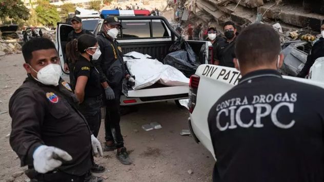 El Cuerpo de Investigaciones Científicas, Penales y Criminalísticas (Cicpc) admite que cuatro funcionarios intentaron robar dólares encontrados entre los escombros .