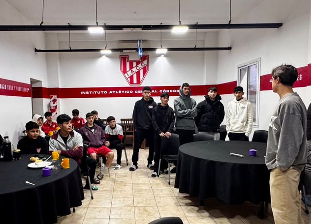 Dybala les habló con el corazón a los chicos.