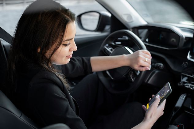 Cada vez más mujeres trabajan y utilizan "apps" de transporte.