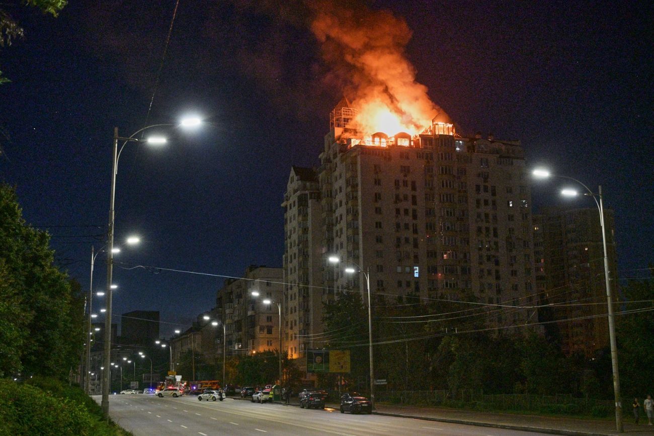 Un edificio de apartamentos arde tras un ataque con misiles rusos en Kiev, Ucrania, el jueves 2 de julio de 2026. (Foto AP / Danylo Antoniuk)