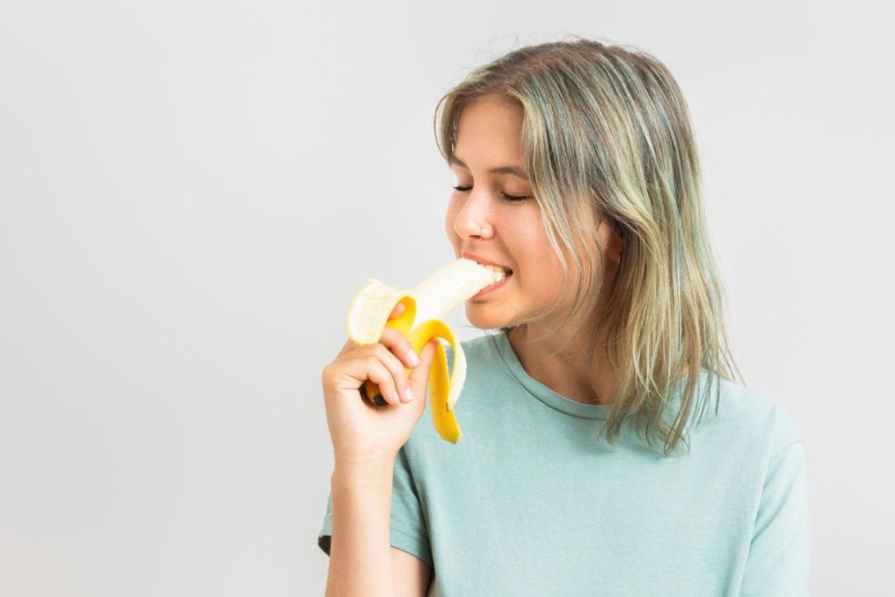 La banana es una fruta rica en nutrientes que puede aportar energía y favorecer distintas funciones del organismo.