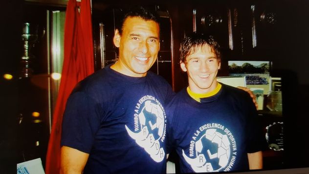 José Luis Villarreal con Messi. Con la remera del proyecto Redh que se presentó en Córdoba. El club donde jugó Trejo, a quien Villarreal le gestionó pruebas en Independiente, River hasta que se llevó a jugar a Armanda Jacksonville en EEUU.