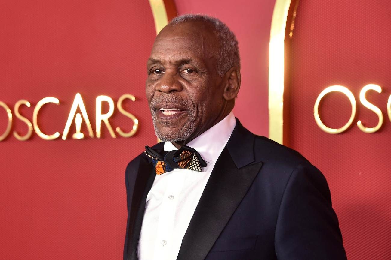 Danny Glover llega a la entrega de los Governors Awards, el viernes 25 de marzo de 2022 y en el Dolby Ballroom de Los Ángeles. (Jordan Strauss/ Invision/ AP)