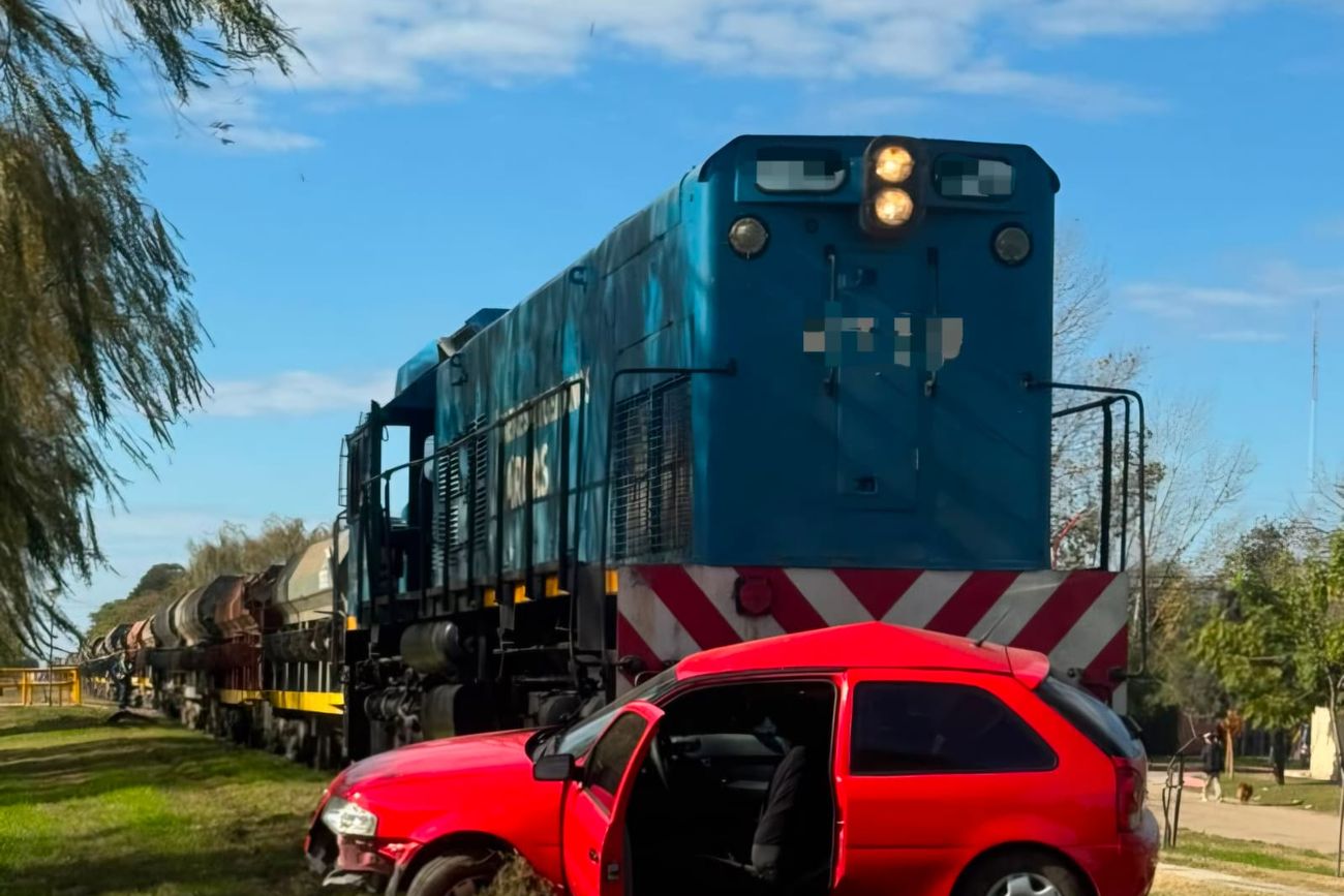 Siniestro vial en Arroyito: un tren embistió a un automóvil y una mujer resultó herida