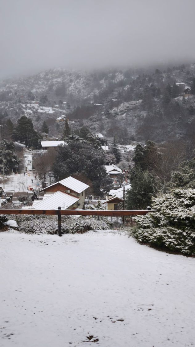 El aire polar trajo nieve a La Cumbrecita, Córdoba.