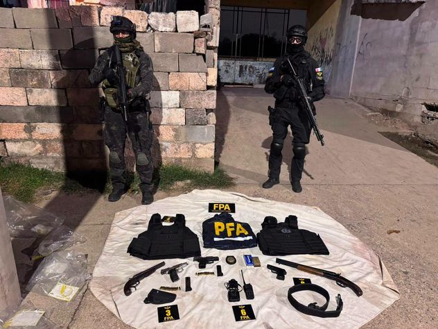 Secuestros de drogas, armas y chalecos antibalas en Córdoba.