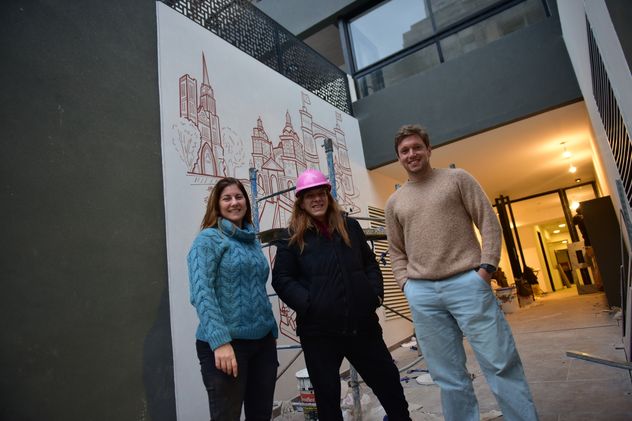 Todo listo. Los responsables de la recuperación del edificio preparan la inauguración para este sábado.