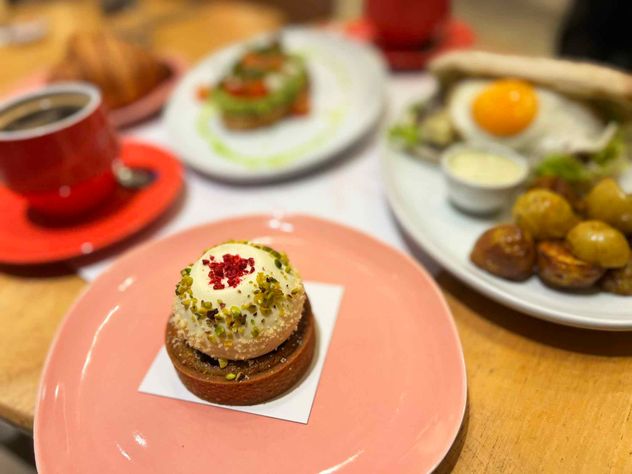 Una cafetería de especialidad que ofrece una experiencia integral cuidando todos los detalles. (LVI)