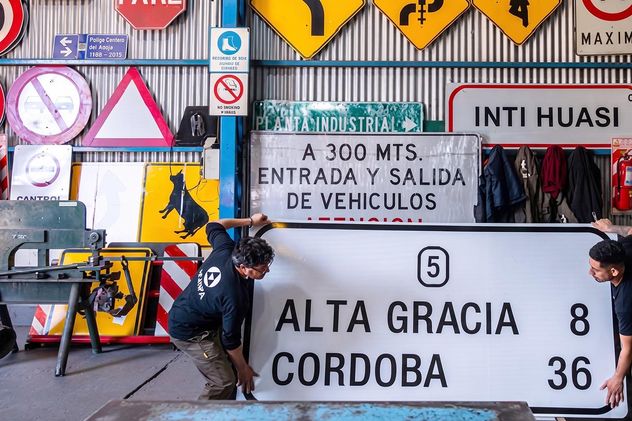 Fabricación de distintos tipos de cartelería.