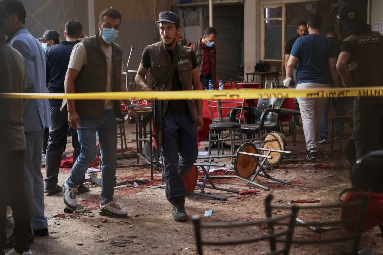 Las fuerzas de seguridad sirias inspeccionan el lugar tras la detonación de un artefacto explosivo en una cafetería cercana al complejo principal de los tribunales en Damasco, Siria, el jueves 2 de julio de 2026. (Foto AP / Ghaith Alsayed)