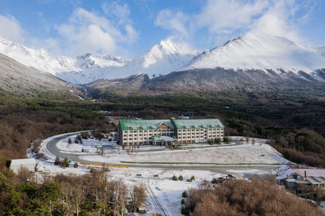 Hotel del Glaciar combina una ubicación privilegiada junto al Cerro Martial con acceso cercano a actividades en la nieve y a los paisajes más característicos del invierno fueguino.