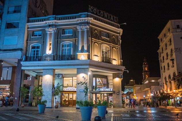 Hotel Colonial Salta, frente a la Plaza 9 de Julio, permite descubrir a pie el patrimonio histórico, la cultura y la gastronomía de la capital salteña.