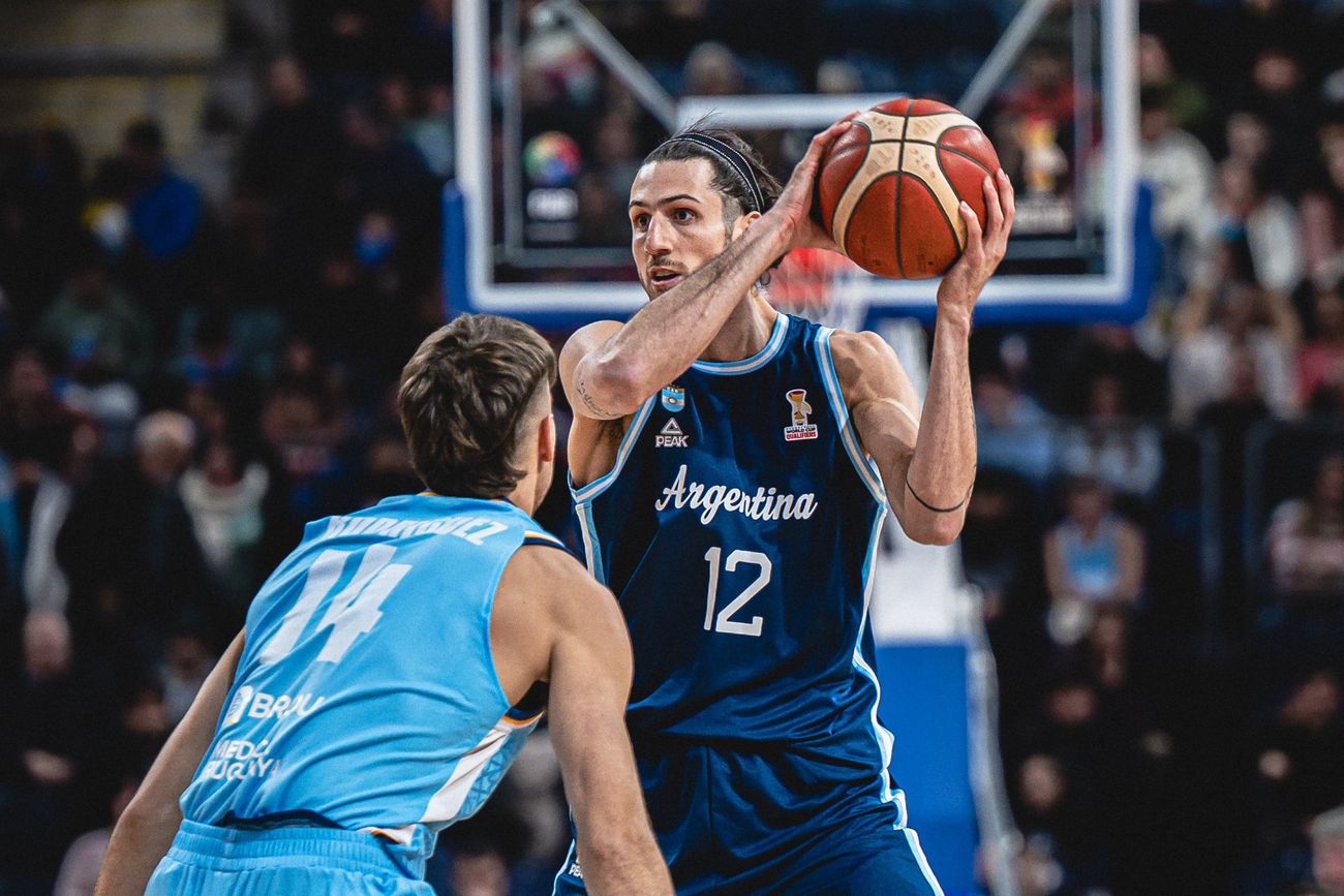 Tras más de dos años, Leandro Bolmaro volvió a la selección nacional en el partido con Uruguay por eliminatorias al Mundial 2027. (Fiba)