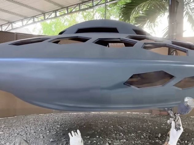 Creó un "platillo volador" que puede navegar.