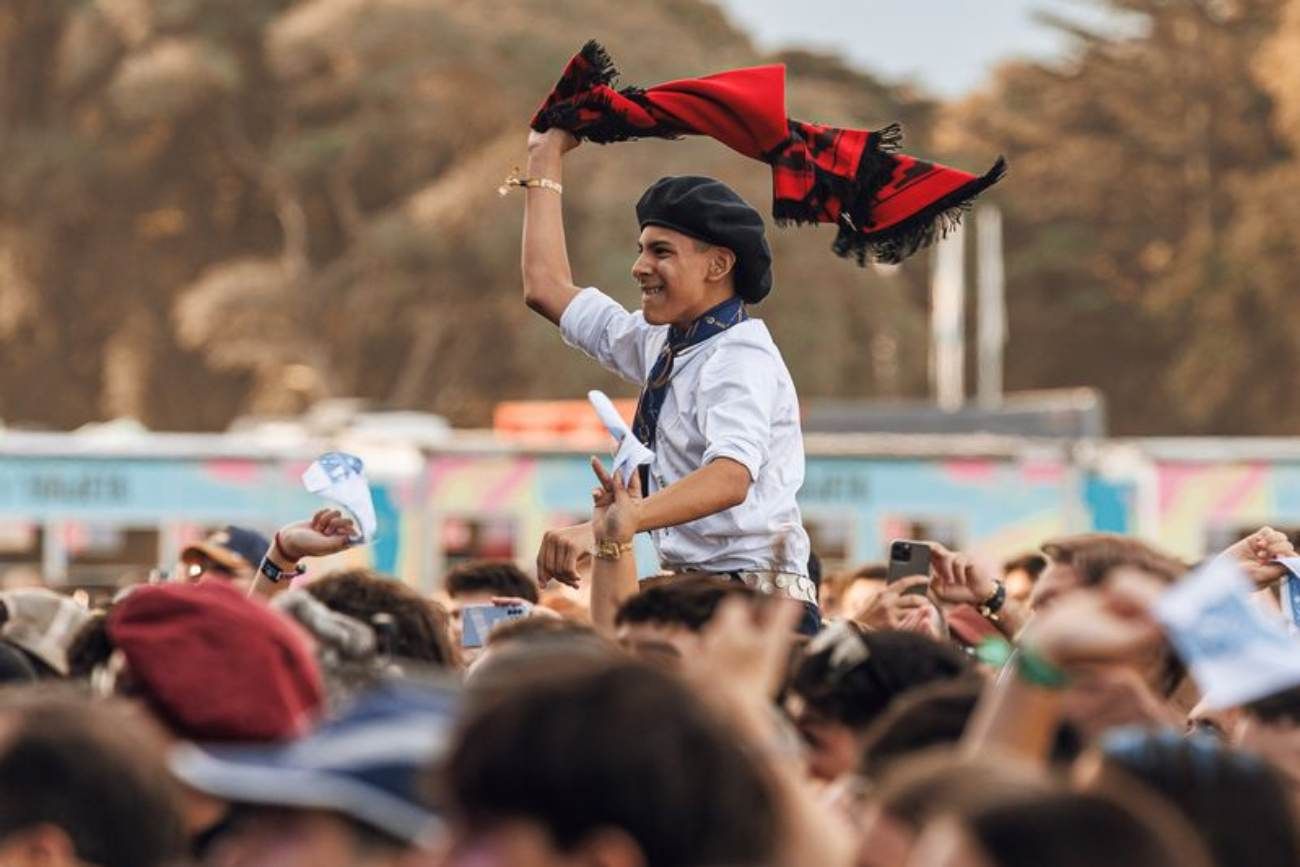 Revoleo de poncho en el medio del último Lollapalooza Argentina. La imagen puede repetirse a fines de noviembre en el Parque de la Ciudad de Buenos Aires. (Gentileza Pablo Alonso)