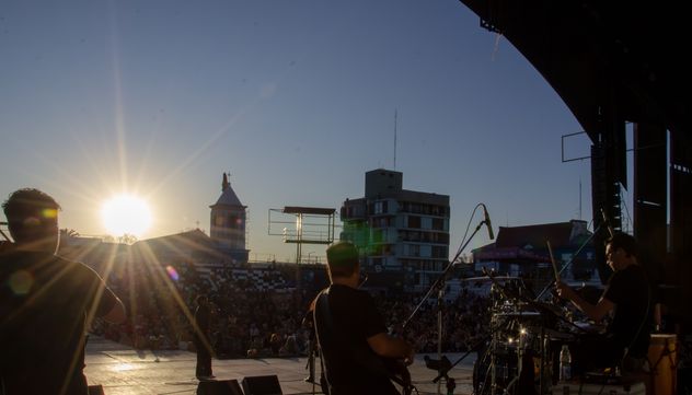 El atardecer invernal en la plaza Próspero Molina, una hermosa postal de Cosquín que se repite este julio.