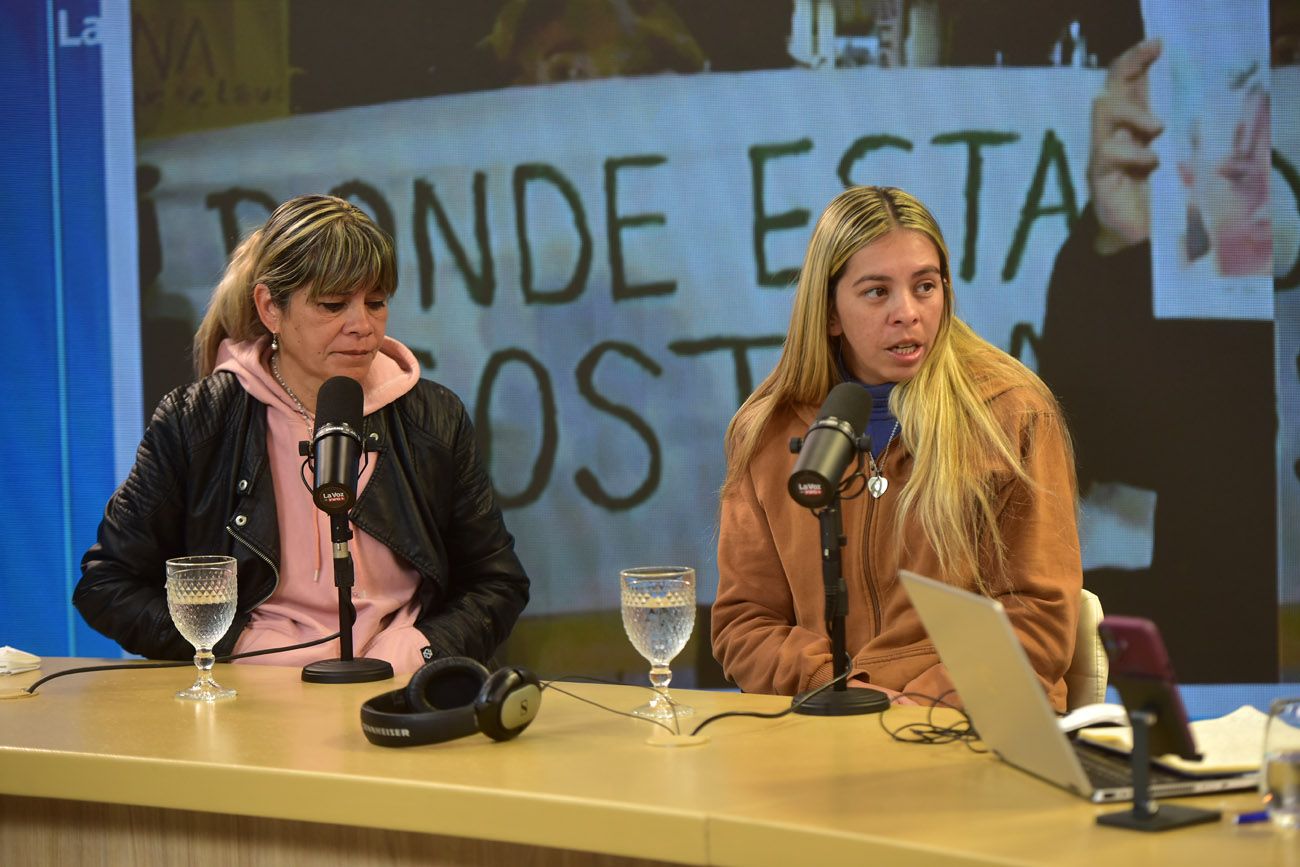 La madre de Agostina Vega, Melisa Heredia, y su abuela Elizabeth Heredia, junto al abogado Carlos Nayi, en el streaming de La Voz en vivo. (Nicolás Bravo / La Voz)