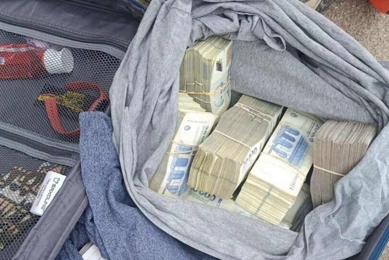 El dinero que encontró un viajante en una mochila en la banquina de una ruta de La Pampa. (Clarín)