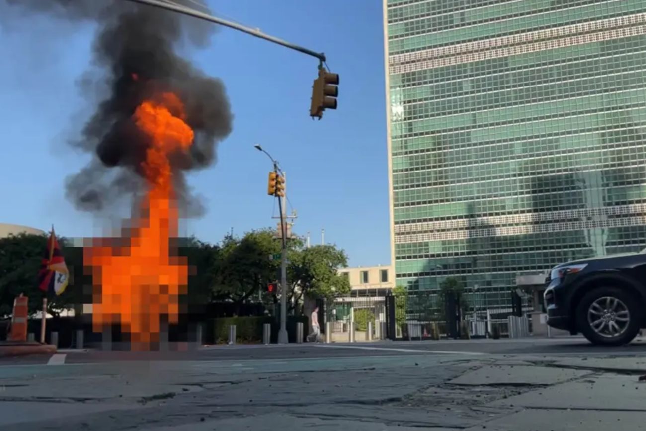 Nueva York: un hombre murió luego de prenderse fuego frente a la sede de la ONU con una bandera del Tíbet. (Gentileza NY Post)