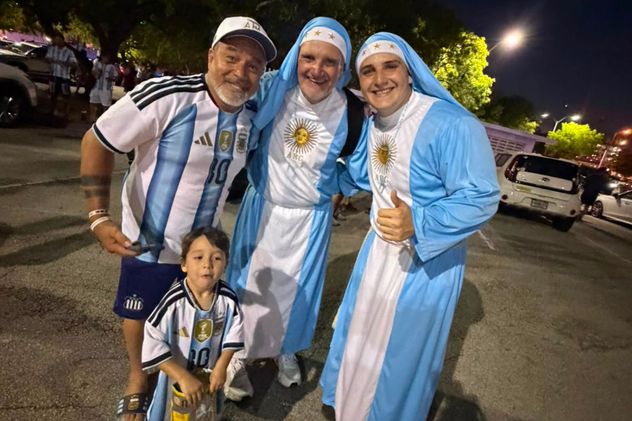 Banderazo épico. Ni Belgrano, ni Talleres, ni Instituto, ni Racing: en Miami Beach todos juegan para la selección.
