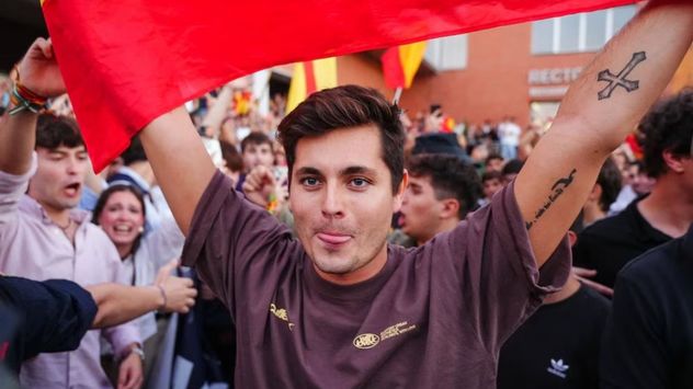 Orden de búsqueda y captura contra Vito Quiles: la Policía acude a la sede de la televisión en la que trabaja para detenerle, pero no logra localizarle.