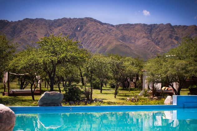 Calma Nono invita a disfrutar del paisaje de Traslasierra desde suites con hogar a leña, terrazas privadas y jacuzzis panorámicos con vistas a las Altas Cumbres.