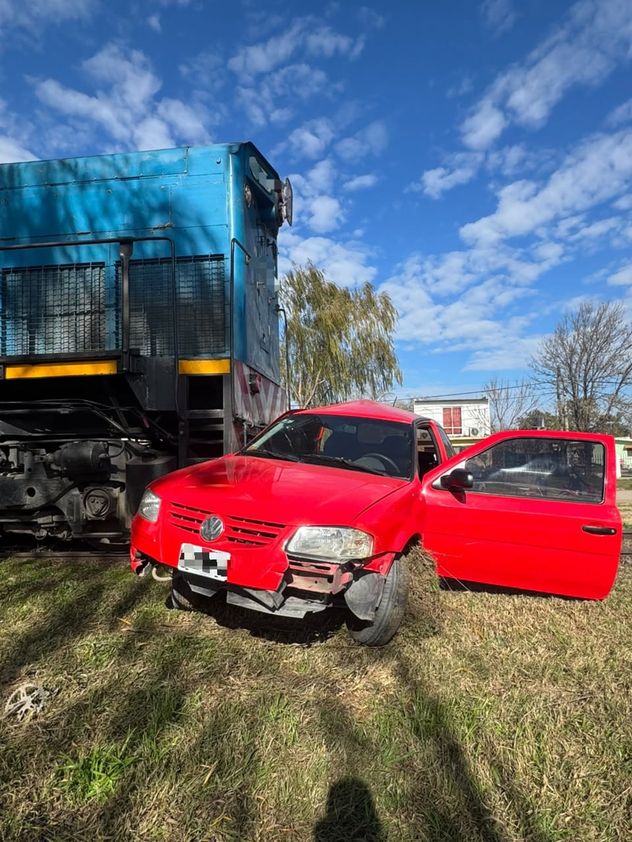Siniestro vial en Arroyito: un tren embistió a un automóvil y una mujer resultó herida
