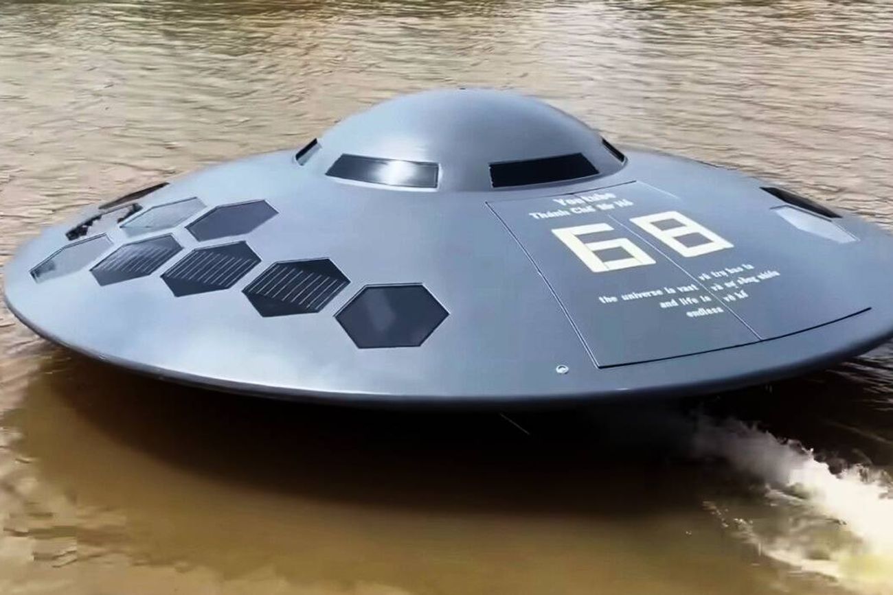 Creó un "platillo volador" que puede navegar.