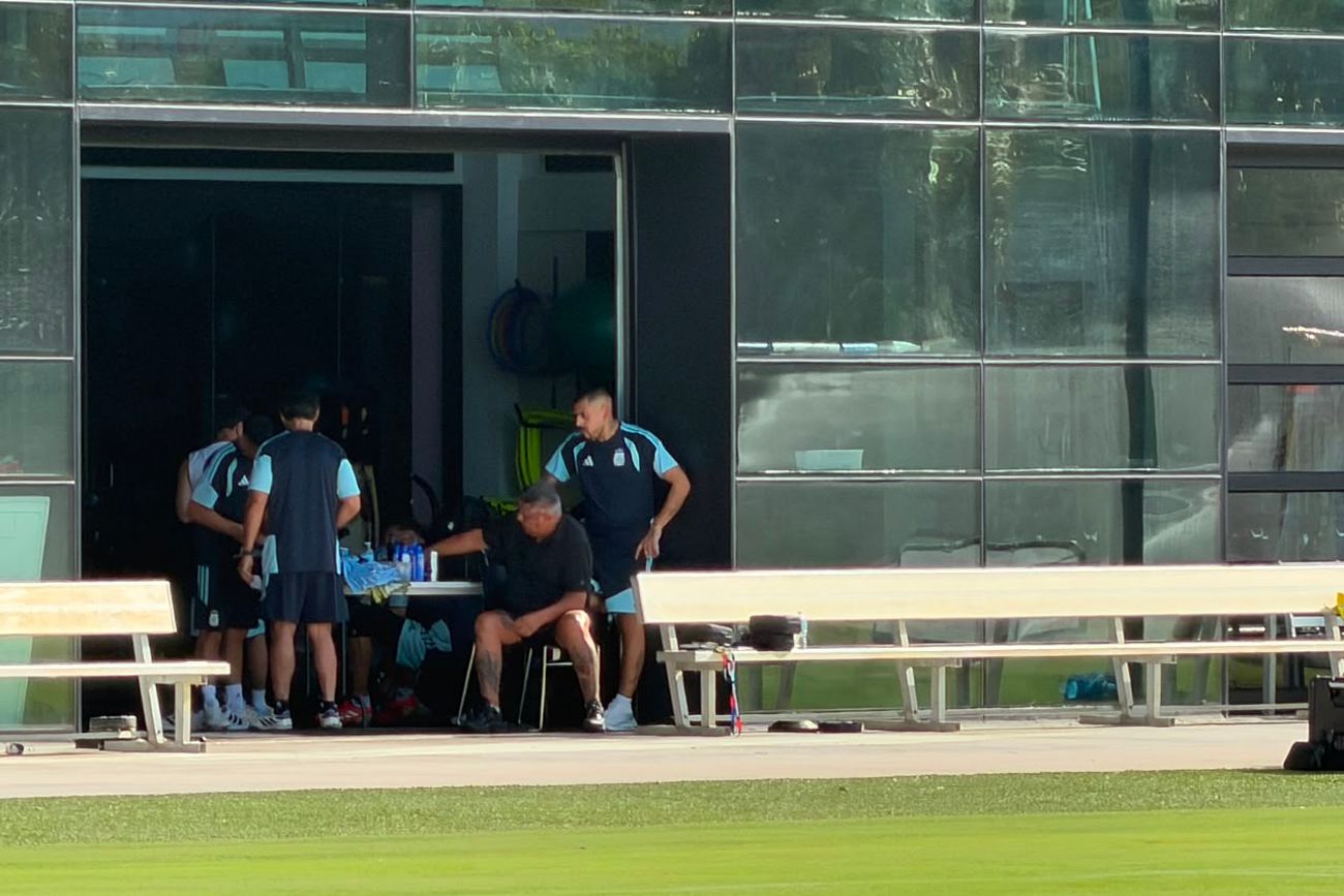 La imagen que dejó el último entrenamiento de Argentina: Tapia junto al plantel