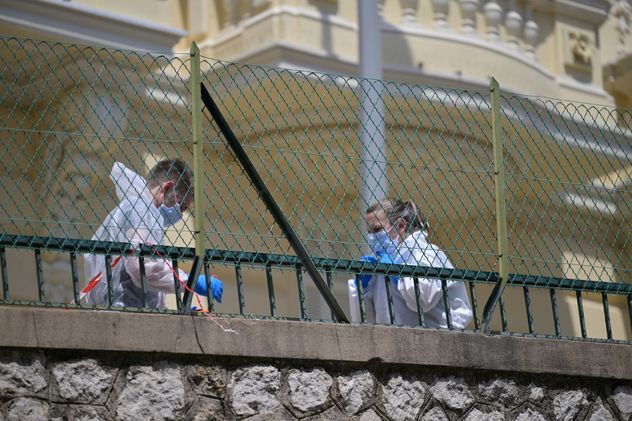 Investigadores examinan el lugar del accidente en el edificio residencial donde un artefacto explosivo hirió gravemente a tres personas el día anterior en Mónaco, el martes 30 de junio de 2026.